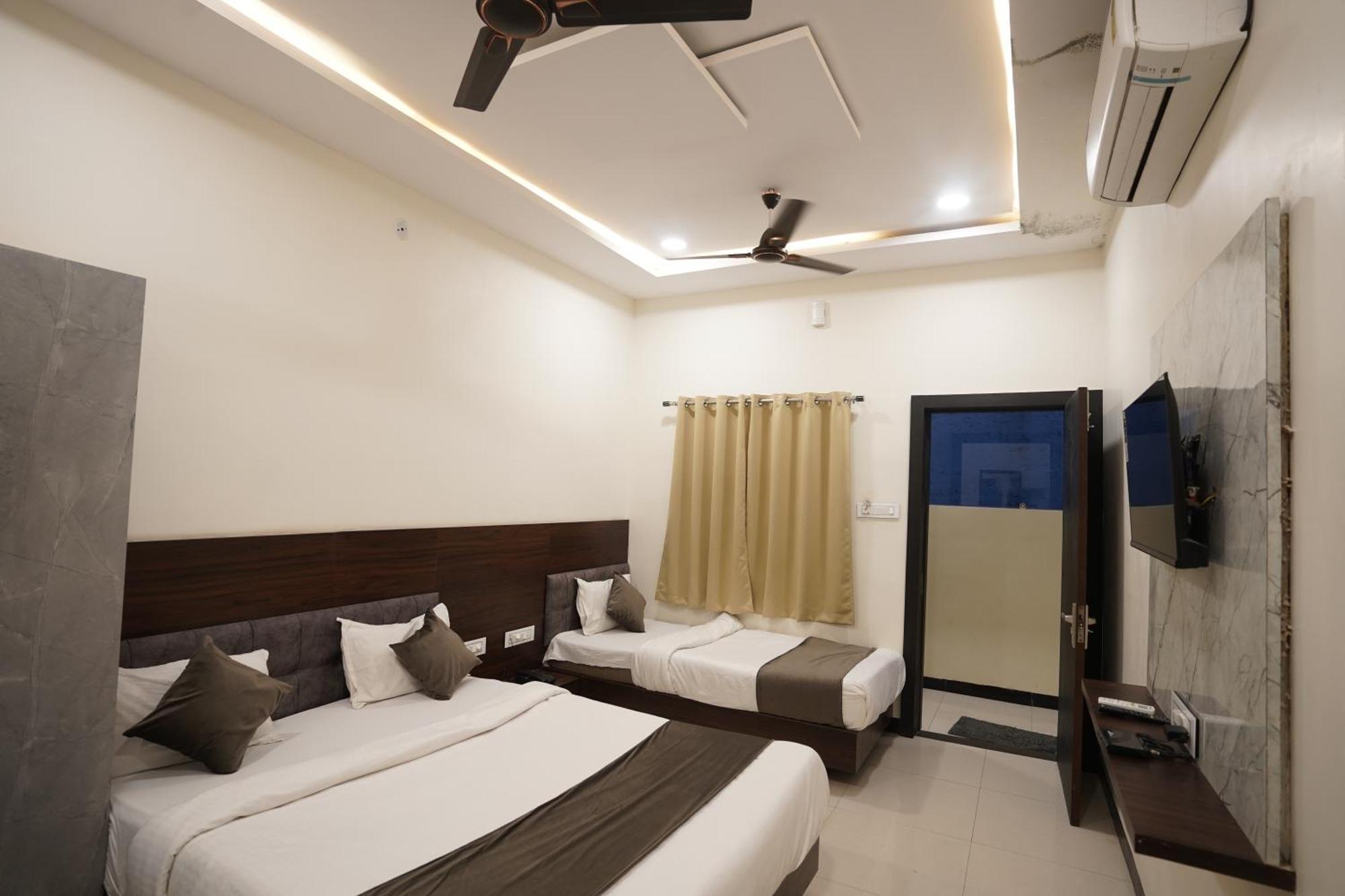 Hotel Dev Kripa Ujaim Exterior foto