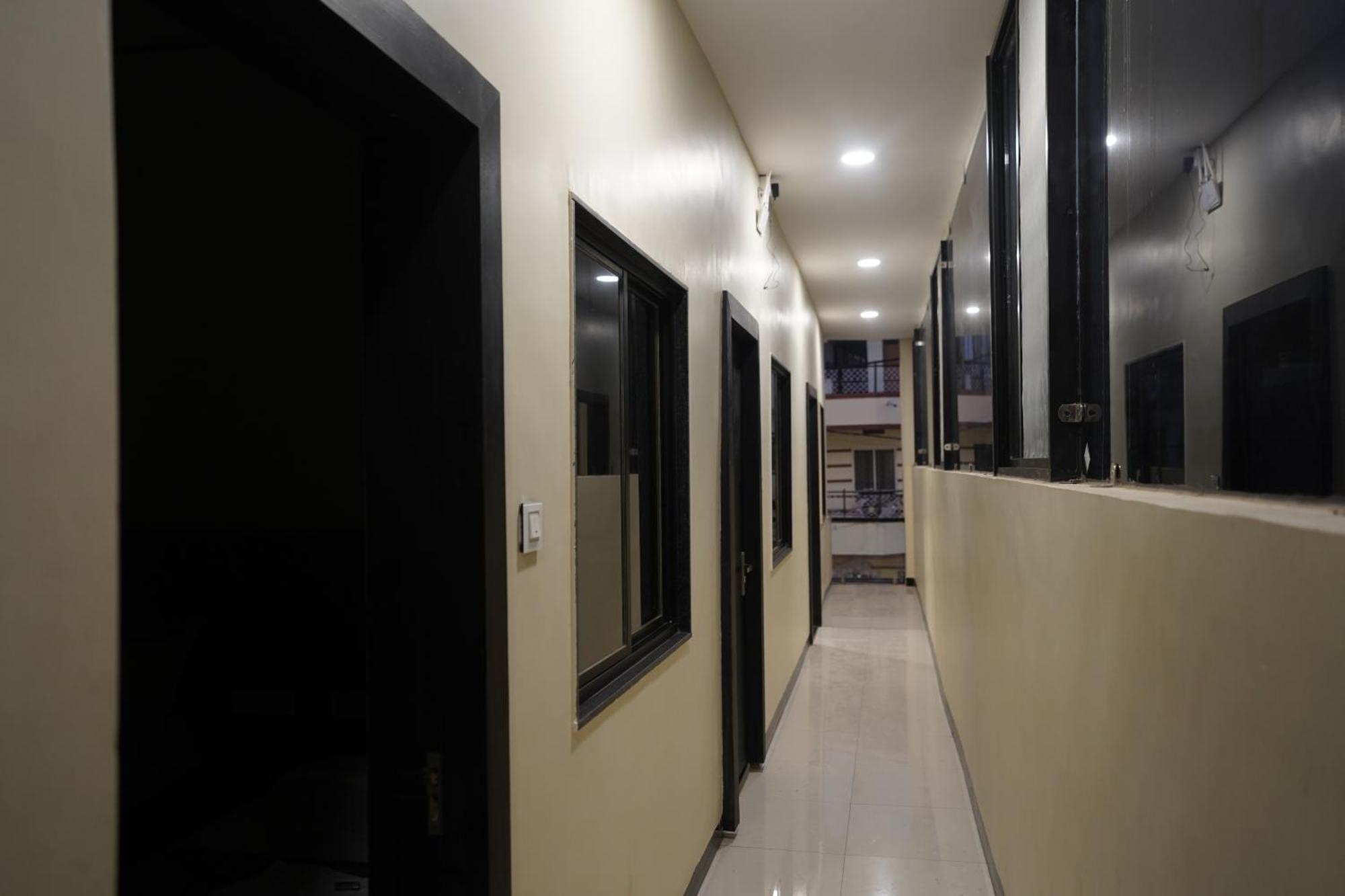 Hotel Dev Kripa Ujaim Exterior foto