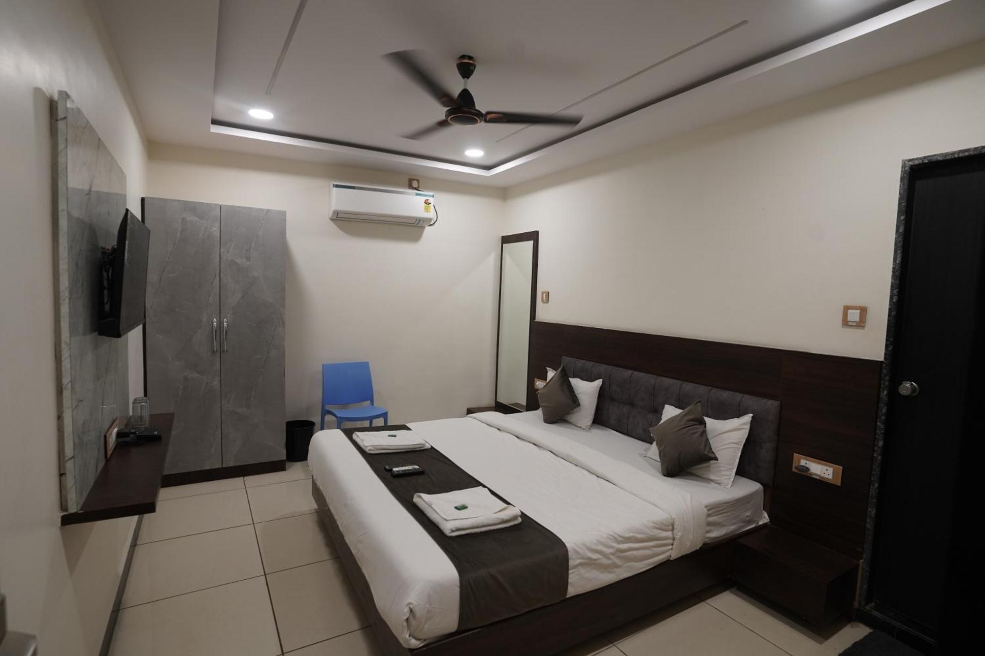 Hotel Dev Kripa Ujaim Exterior foto