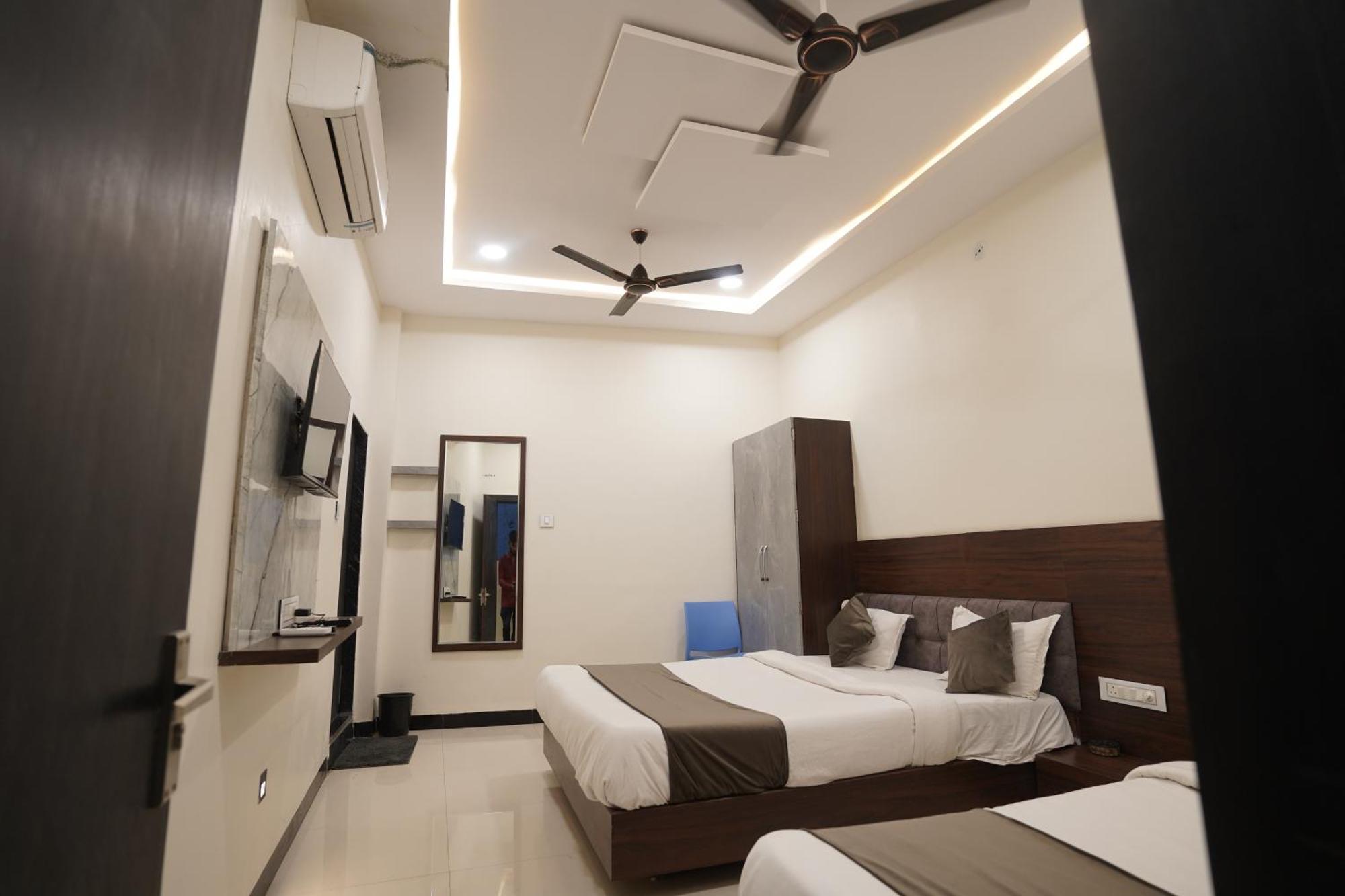 Hotel Dev Kripa Ujaim Exterior foto