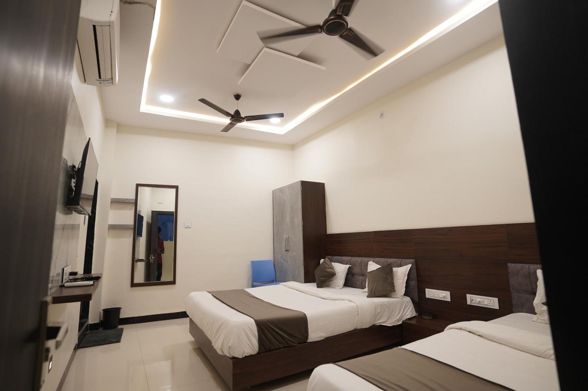 Hotel Dev Kripa Ujaim Exterior foto