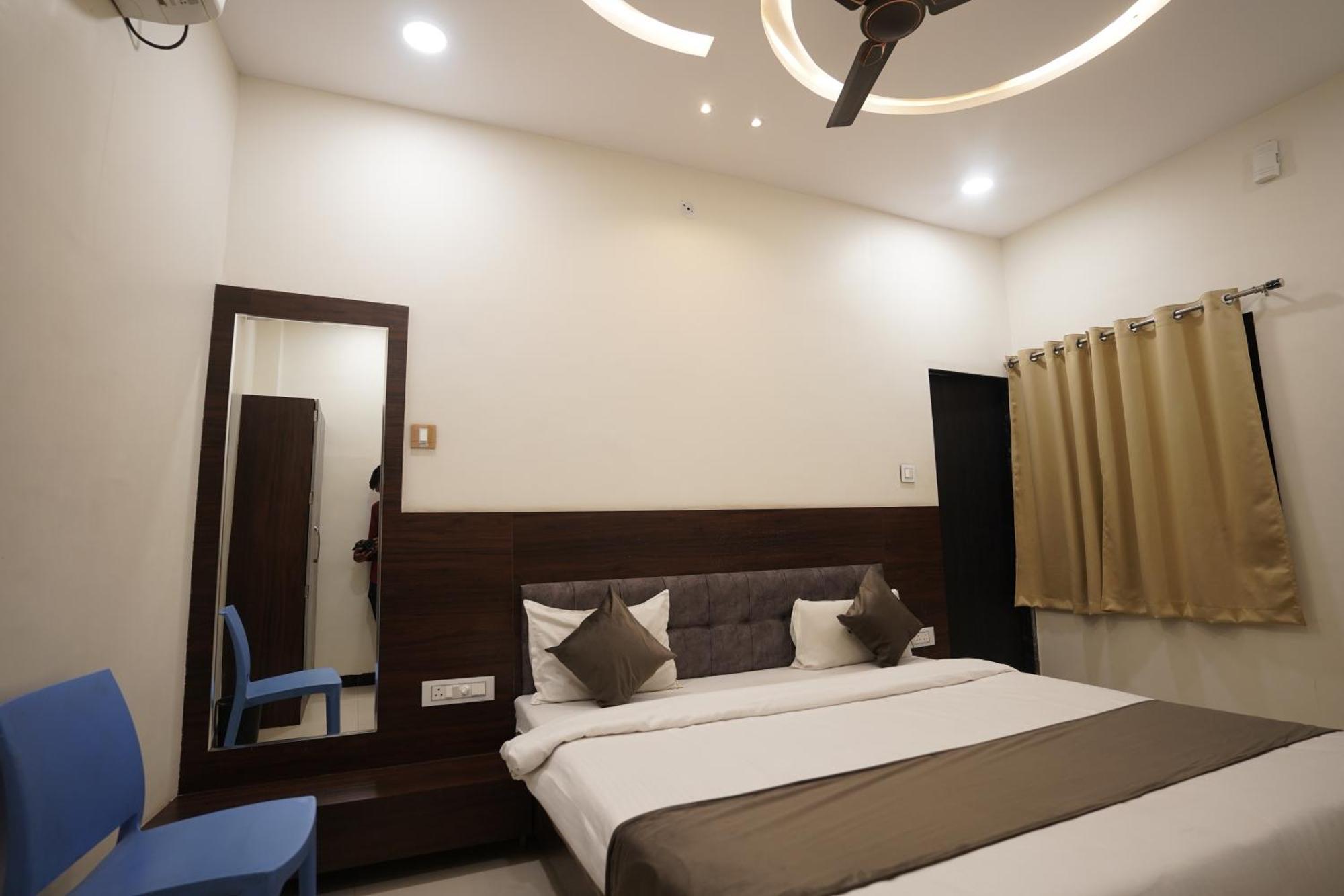 Hotel Dev Kripa Ujaim Exterior foto