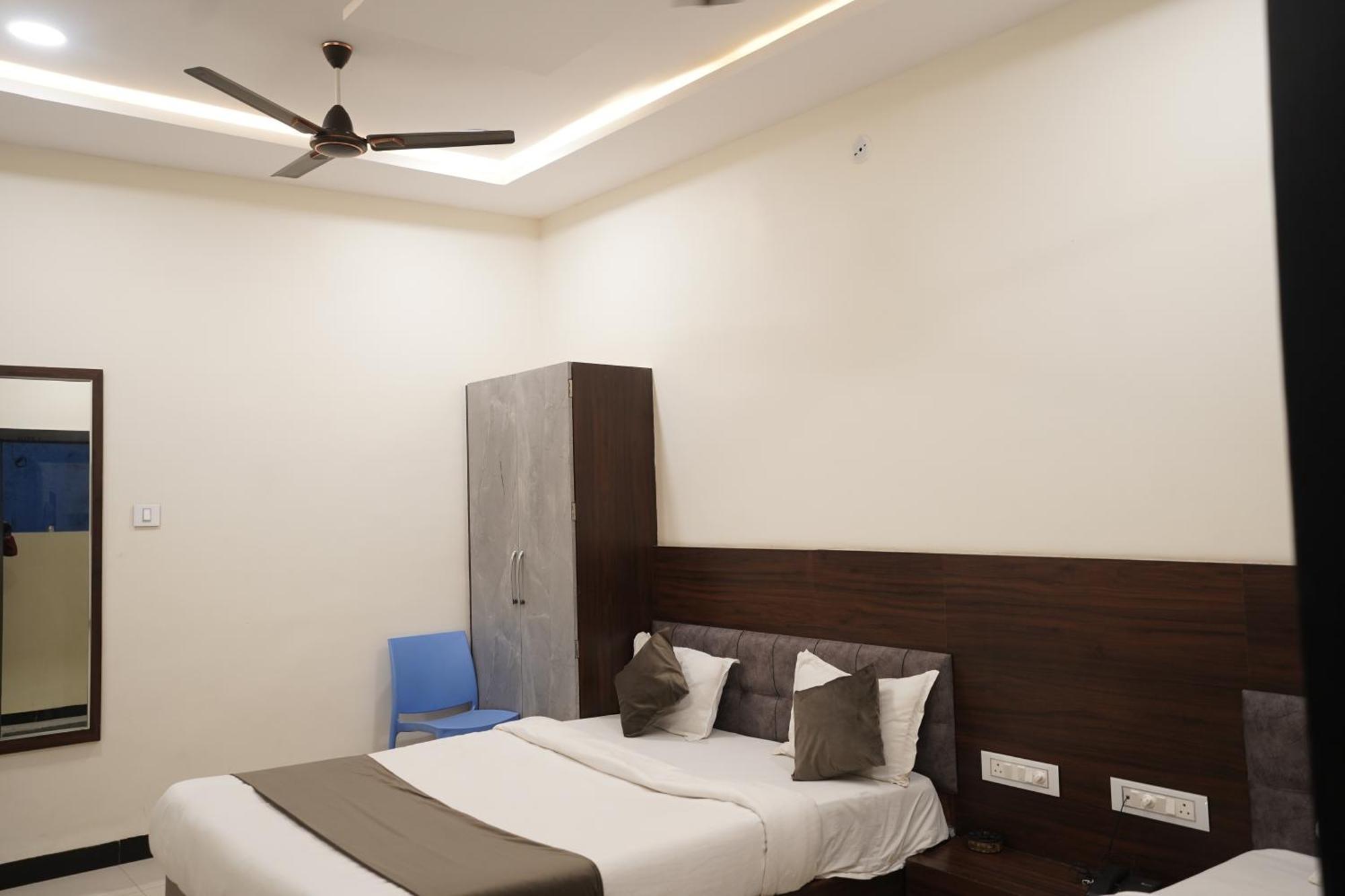 Hotel Dev Kripa Ujaim Exterior foto