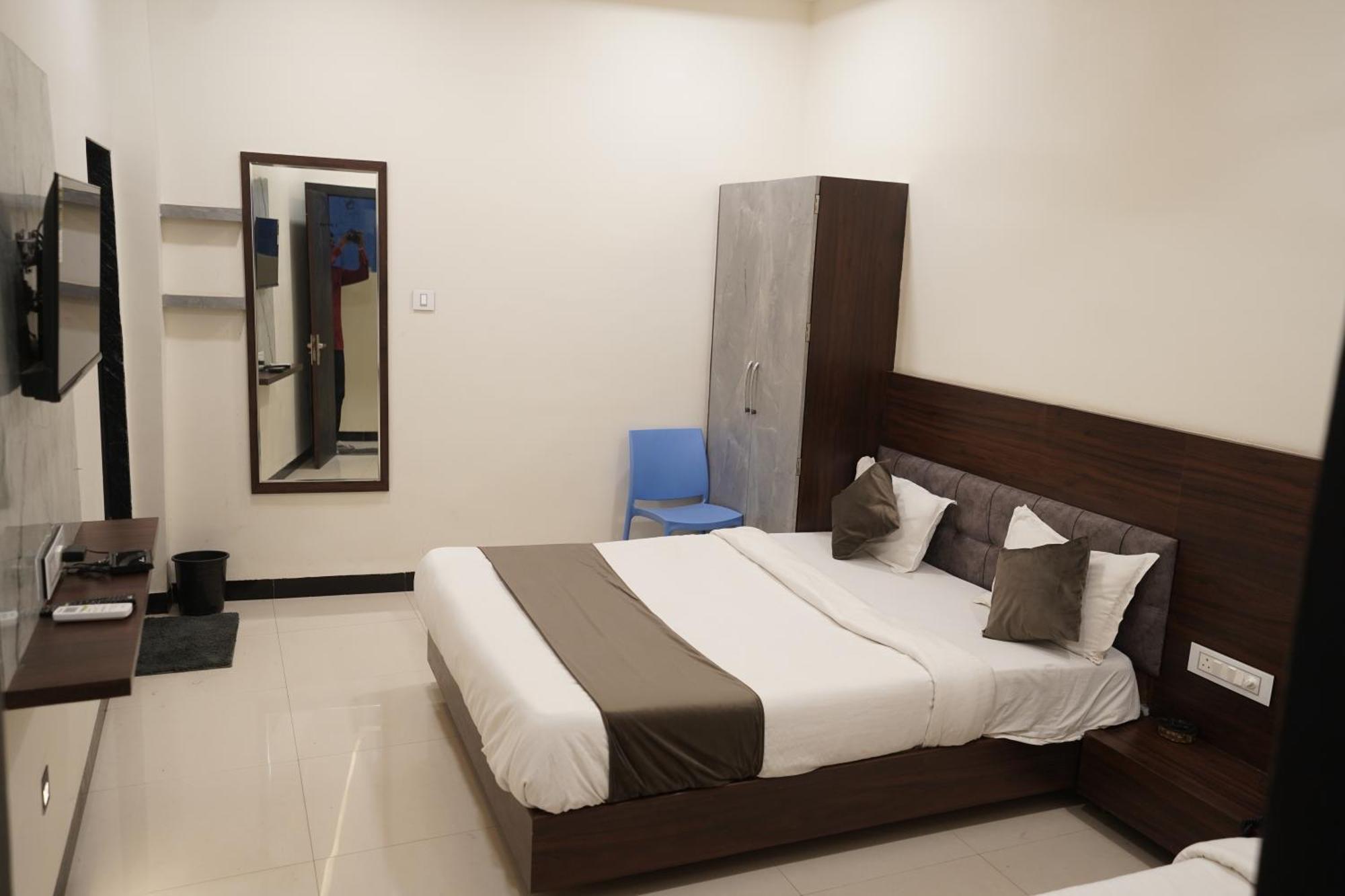 Hotel Dev Kripa Ujaim Exterior foto
