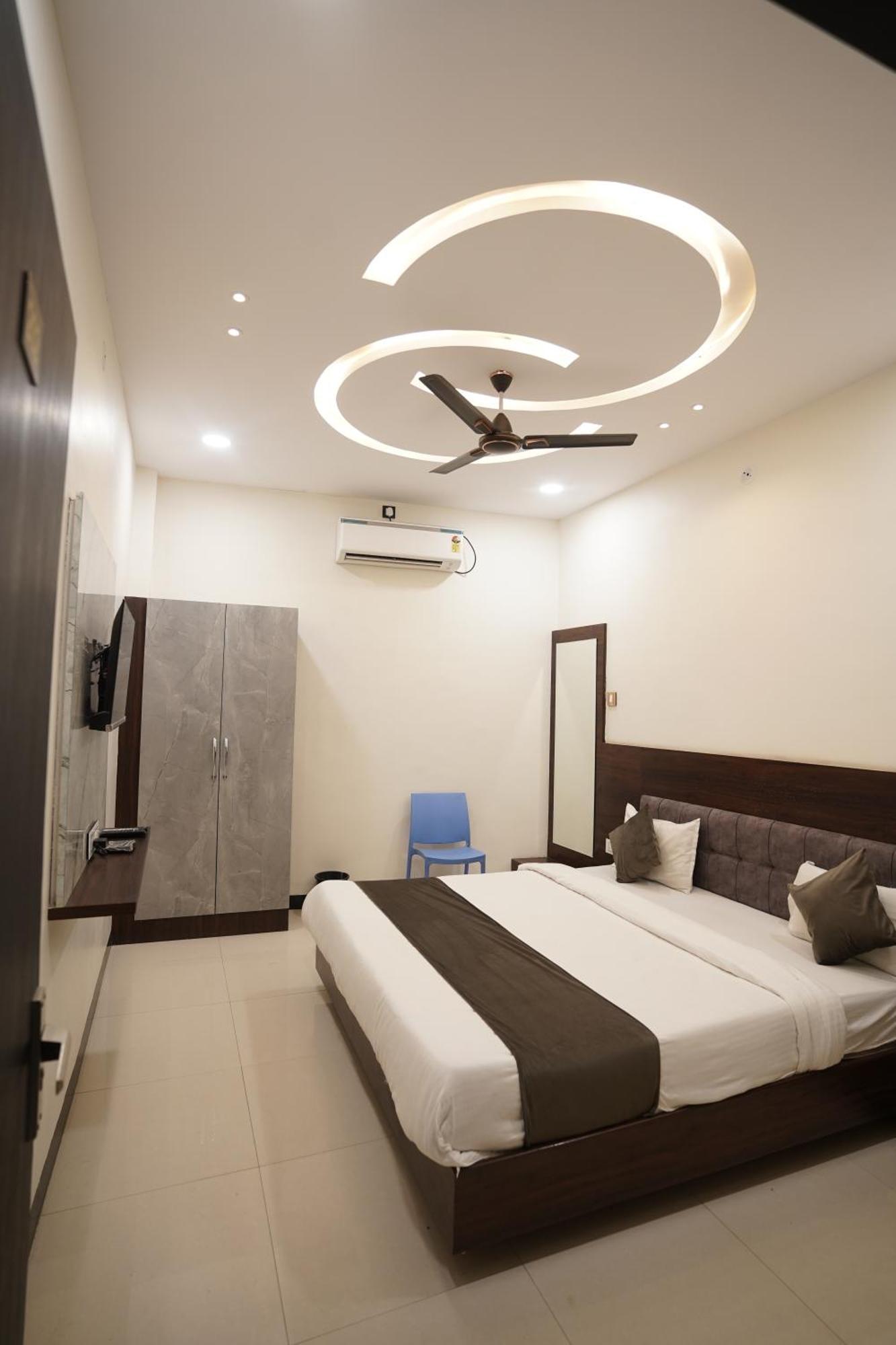 Hotel Dev Kripa Ujaim Exterior foto
