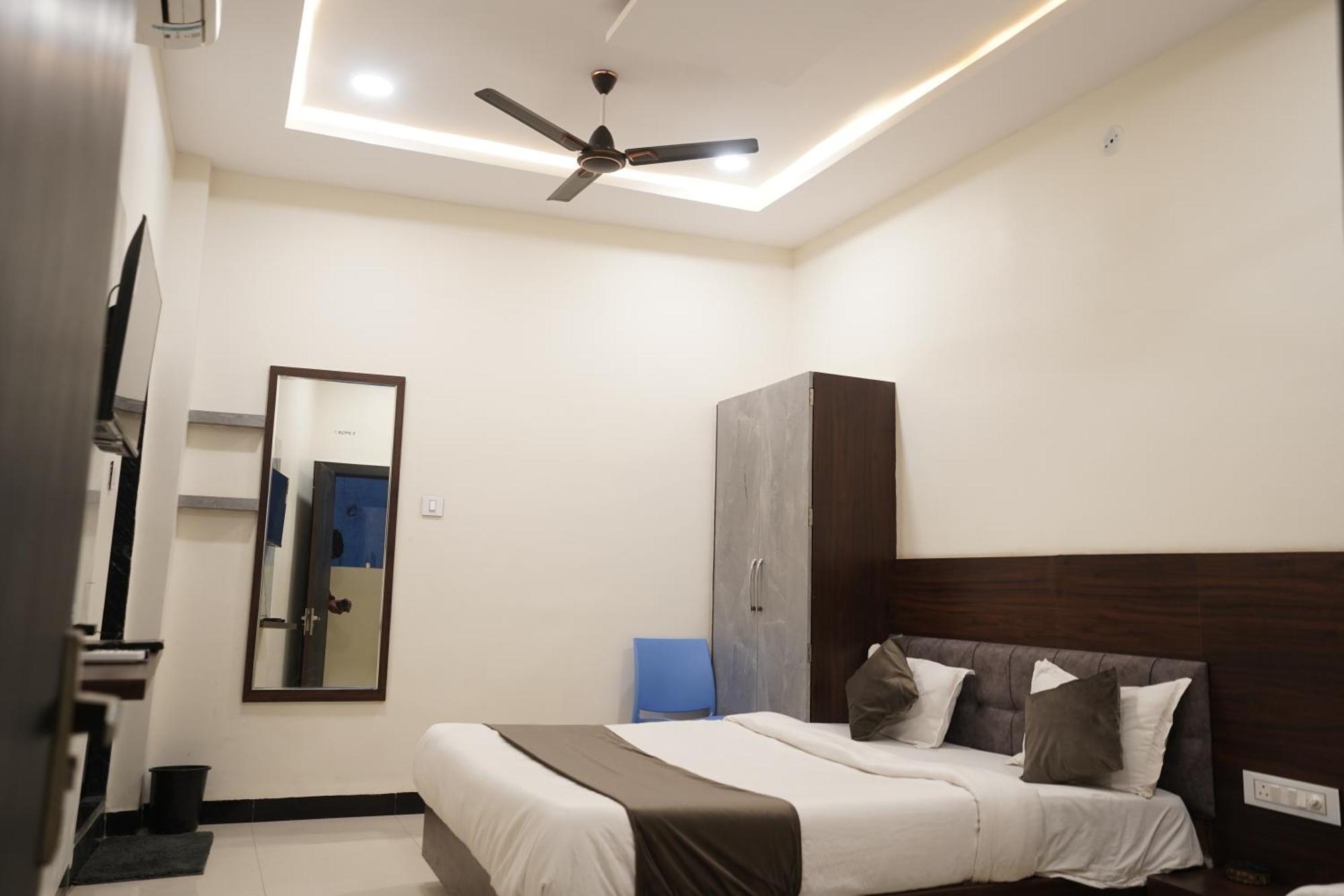 Hotel Dev Kripa Ujaim Exterior foto