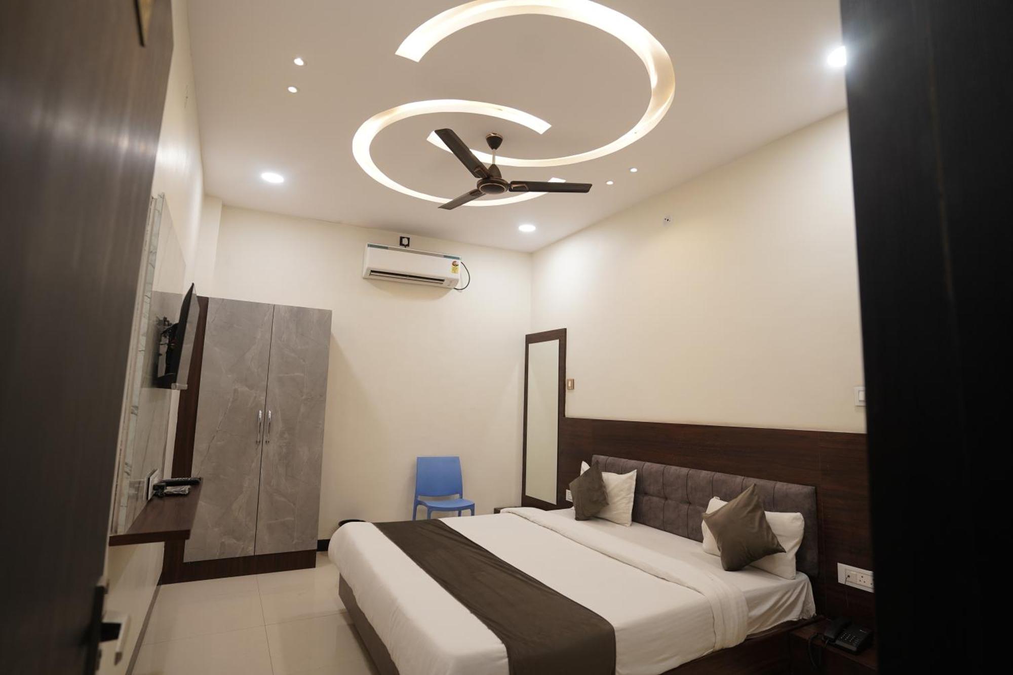 Hotel Dev Kripa Ujaim Exterior foto