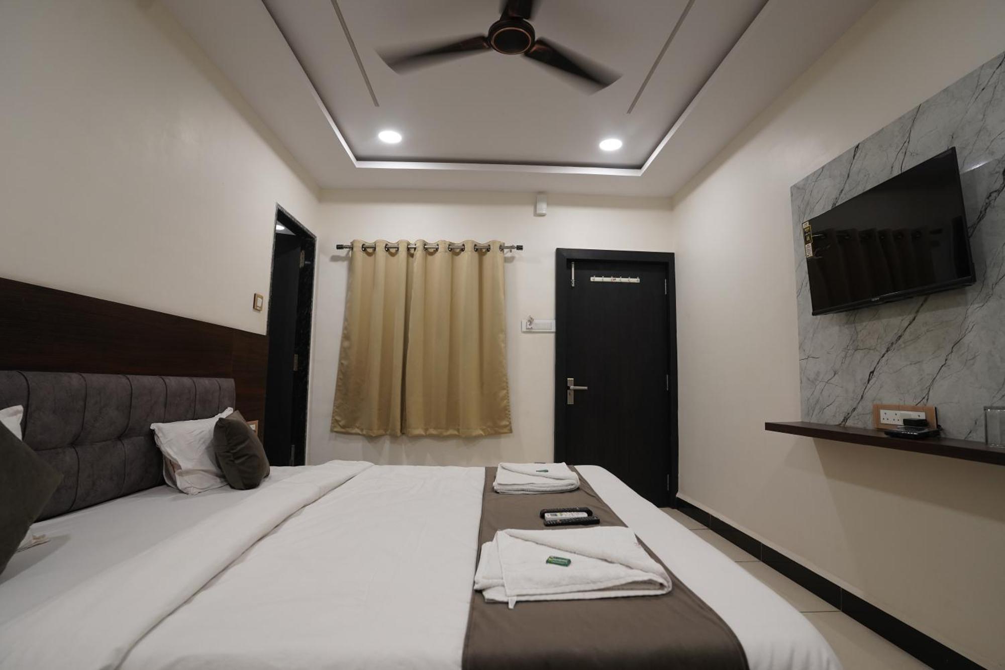 Hotel Dev Kripa Ujaim Exterior foto