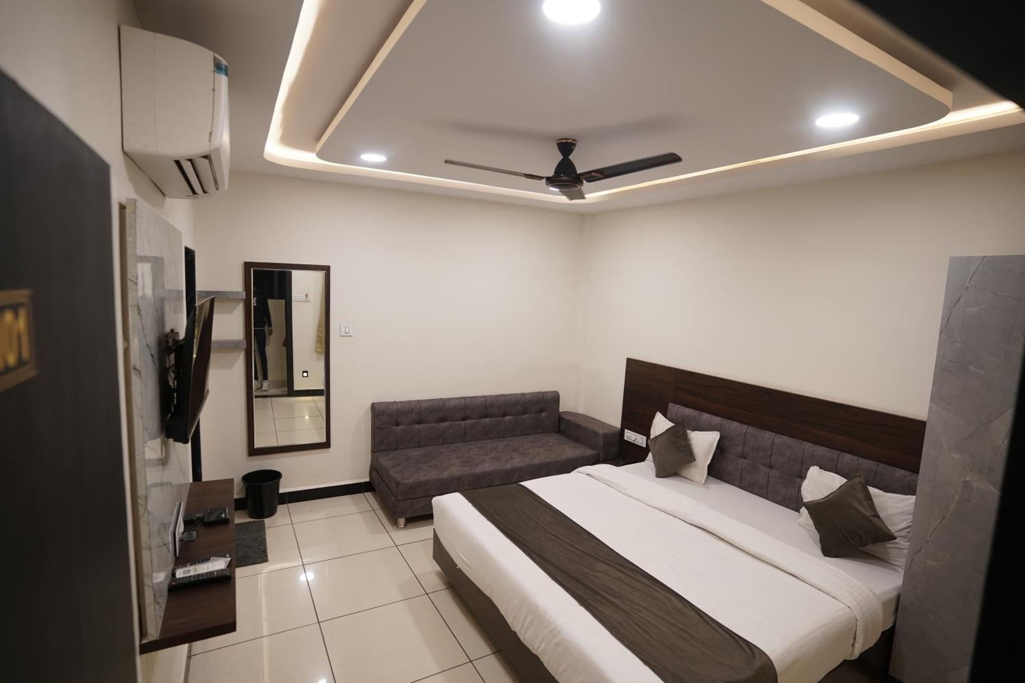 Hotel Dev Kripa Ujaim Exterior foto