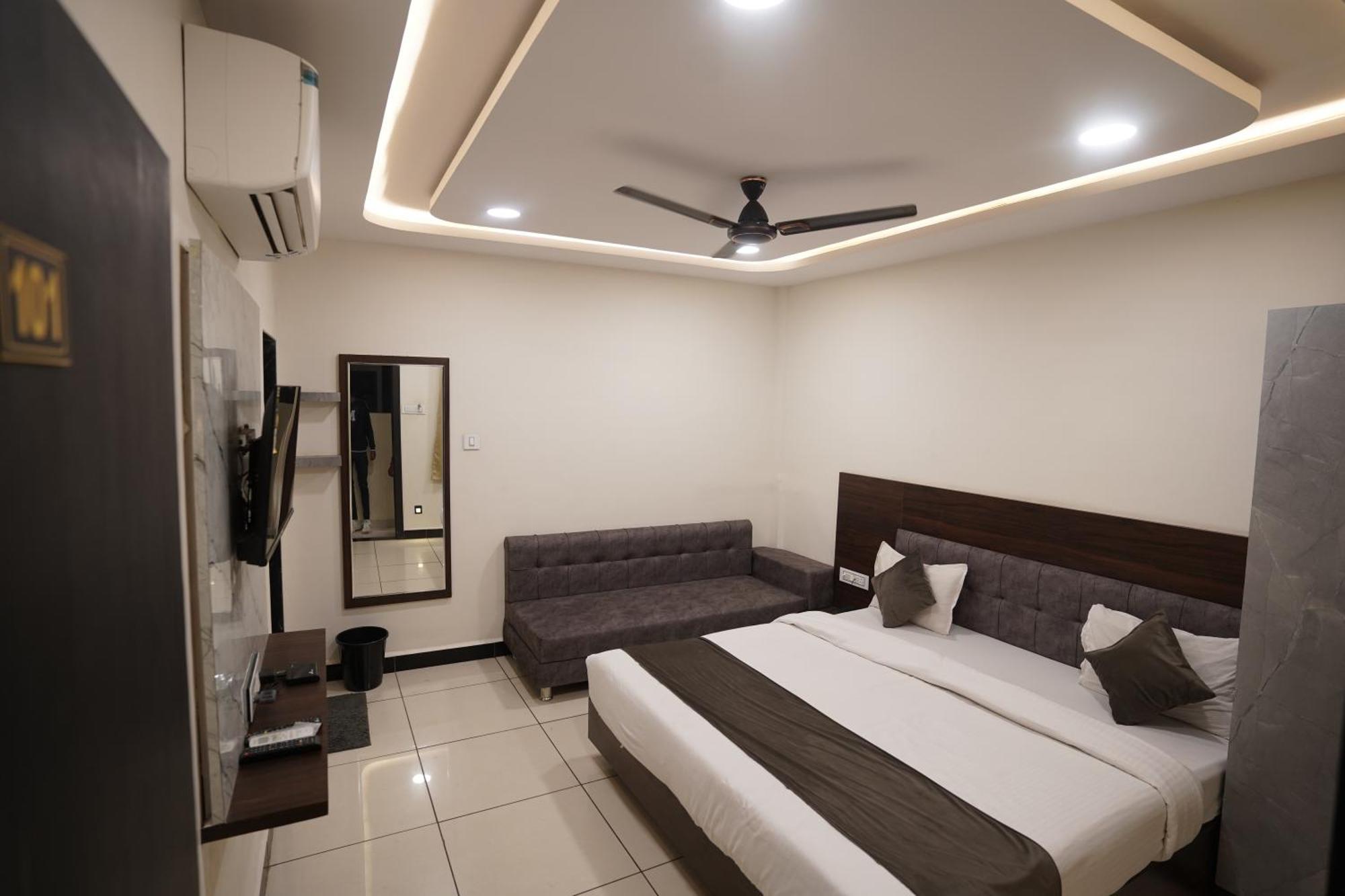 Hotel Dev Kripa Ujaim Exterior foto